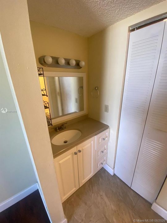 Vendido Recientemente: $135,000 (2 camas, 2 baños, 900 Pies cuadrados)