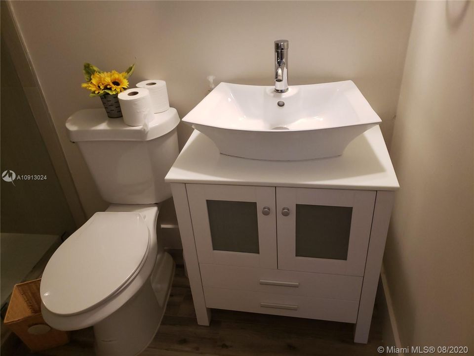 Recently Sold: $465,000 (2 beds, 2 baths, 1323 Square Feet)