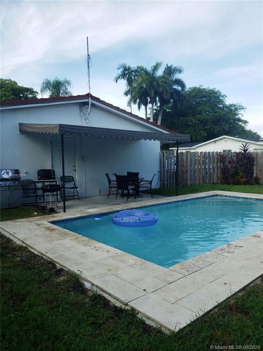 Recently Sold: $465,000 (2 beds, 2 baths, 1323 Square Feet)