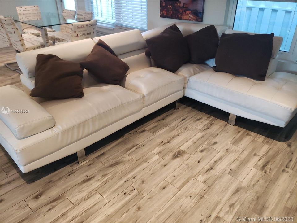 Recently Sold: $465,000 (2 beds, 2 baths, 1323 Square Feet)
