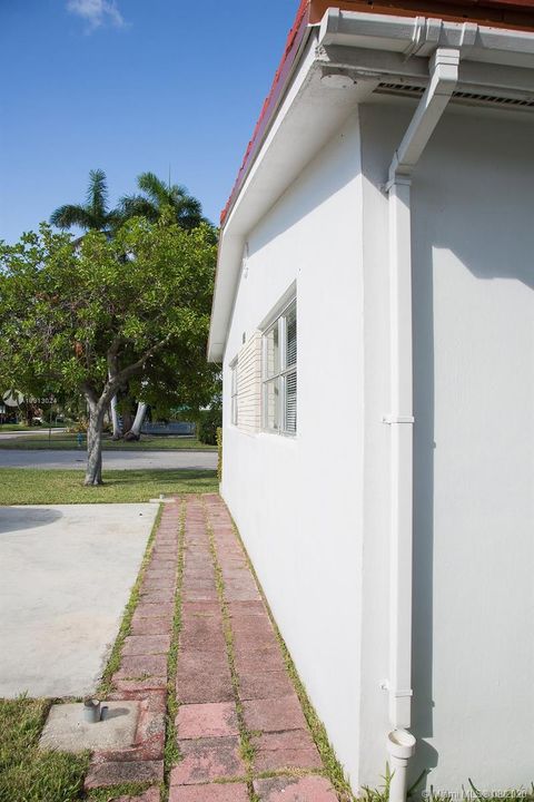 Recently Sold: $465,000 (2 beds, 2 baths, 1323 Square Feet)