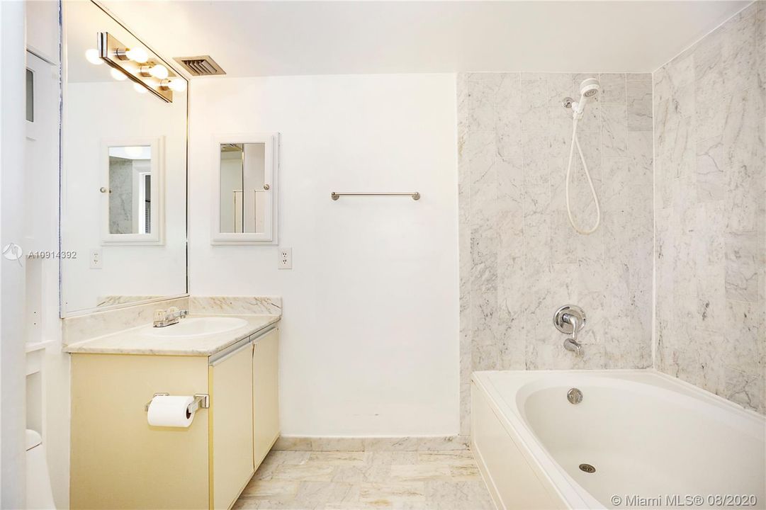 Recently Sold: $300,000 (2 beds, 2 baths, 1152 Square Feet)