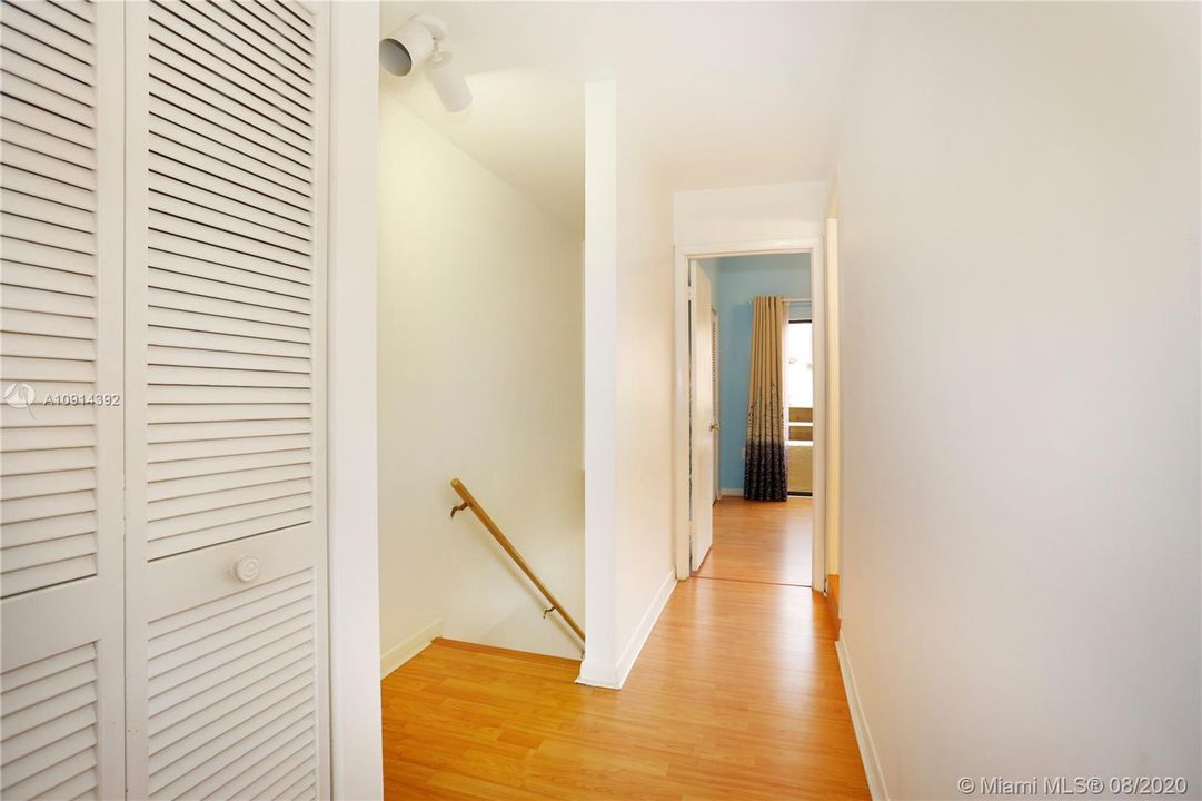Recently Sold: $300,000 (2 beds, 2 baths, 1152 Square Feet)