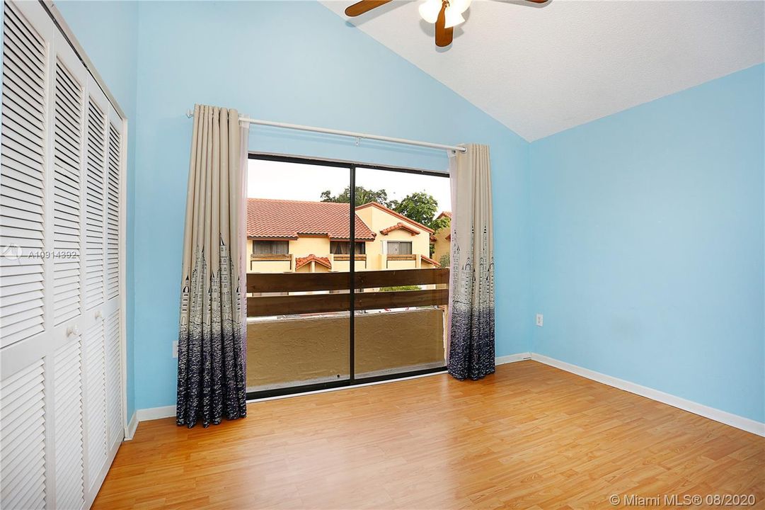 Recently Sold: $300,000 (2 beds, 2 baths, 1152 Square Feet)