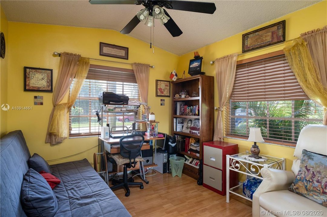 Recently Sold: $190,000 (3 beds, 2 baths, 1090 Square Feet)