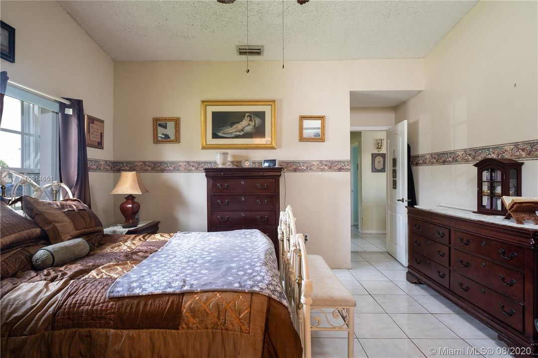 Recently Sold: $190,000 (3 beds, 2 baths, 1090 Square Feet)