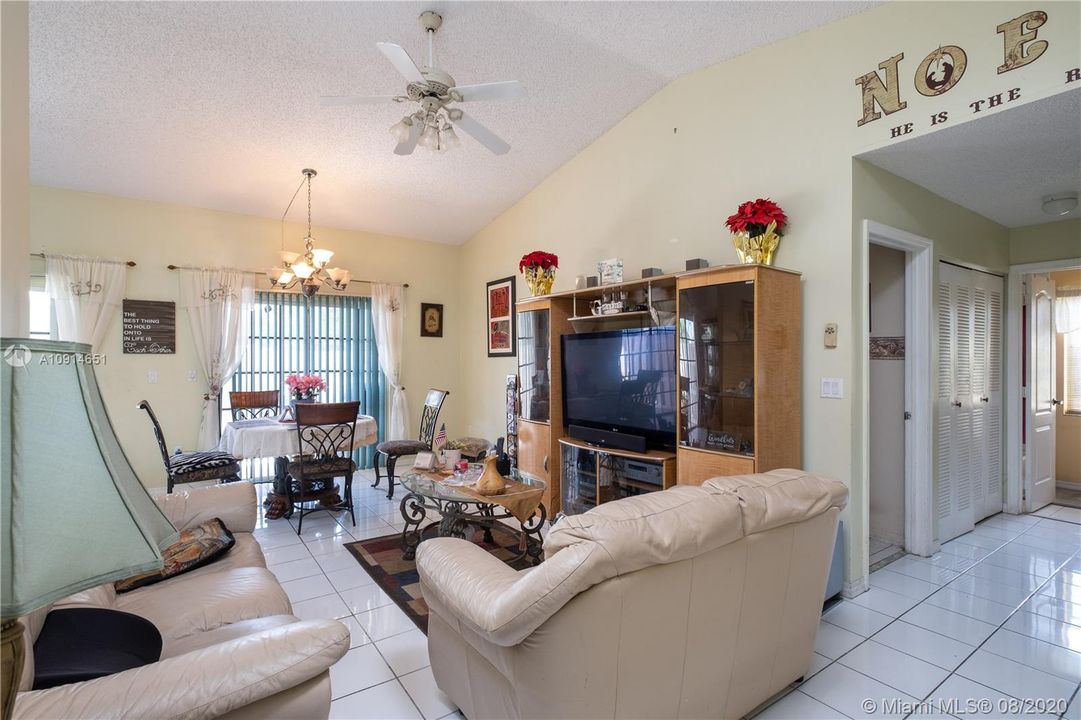 Recently Sold: $190,000 (3 beds, 2 baths, 1090 Square Feet)