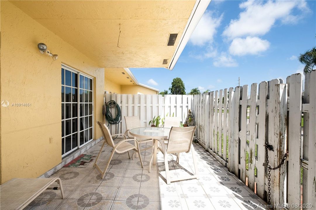 Recently Sold: $190,000 (3 beds, 2 baths, 1090 Square Feet)
