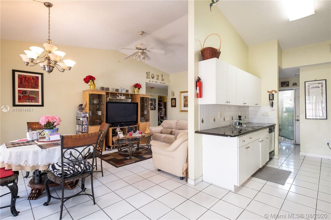 Recently Sold: $190,000 (3 beds, 2 baths, 1090 Square Feet)