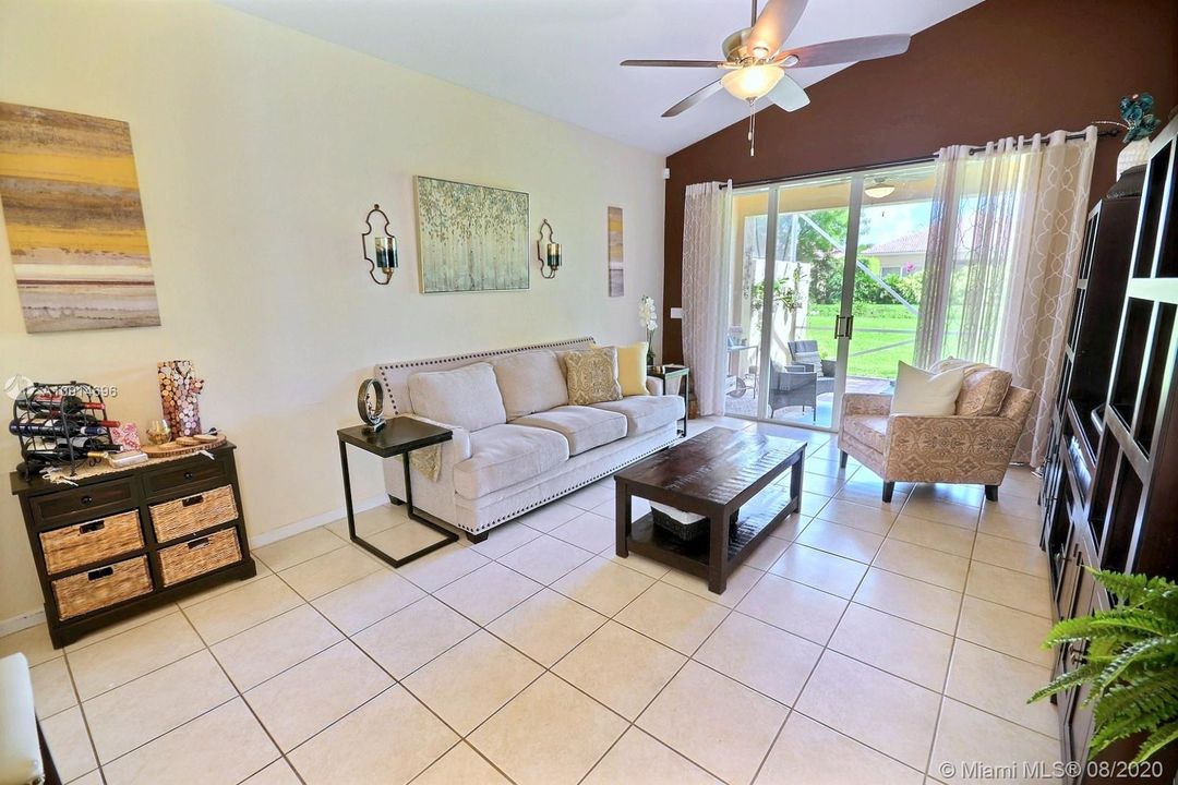 Vendido Recientemente: $329,000 (2 camas, 2 baños, 1883 Pies cuadrados)