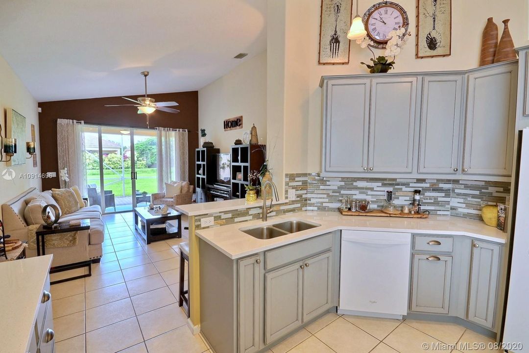 Vendido Recientemente: $329,000 (2 camas, 2 baños, 1883 Pies cuadrados)