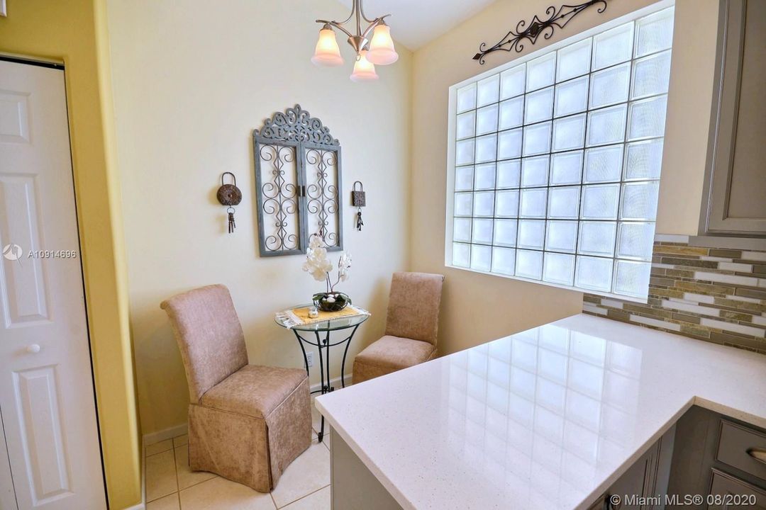 Vendido Recientemente: $329,000 (2 camas, 2 baños, 1883 Pies cuadrados)