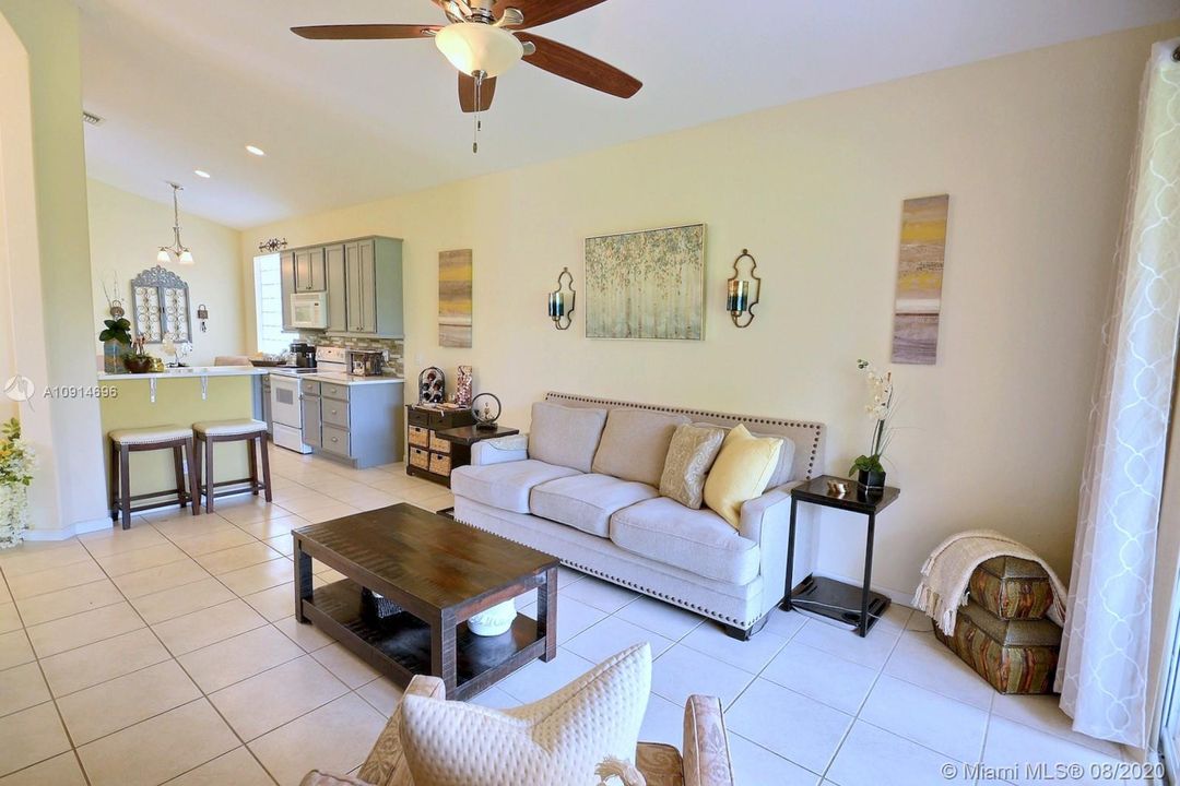 Vendido Recientemente: $329,000 (2 camas, 2 baños, 1883 Pies cuadrados)