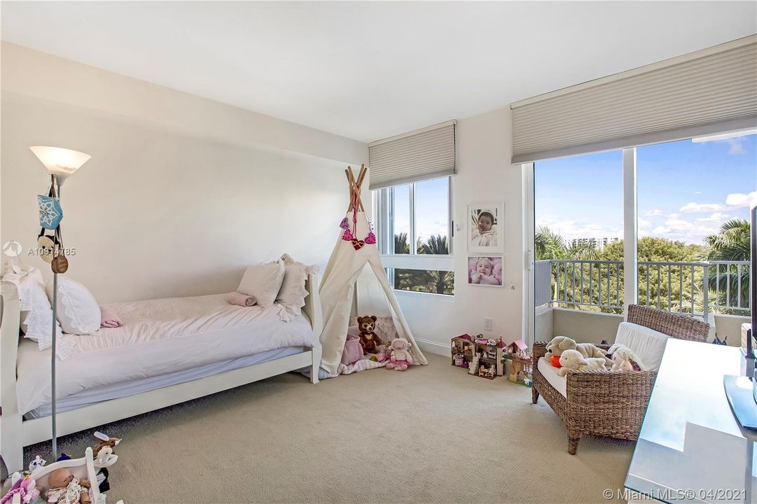 Recently Sold: $1,750,000 (2 beds, 2 baths, 2100 Square Feet)