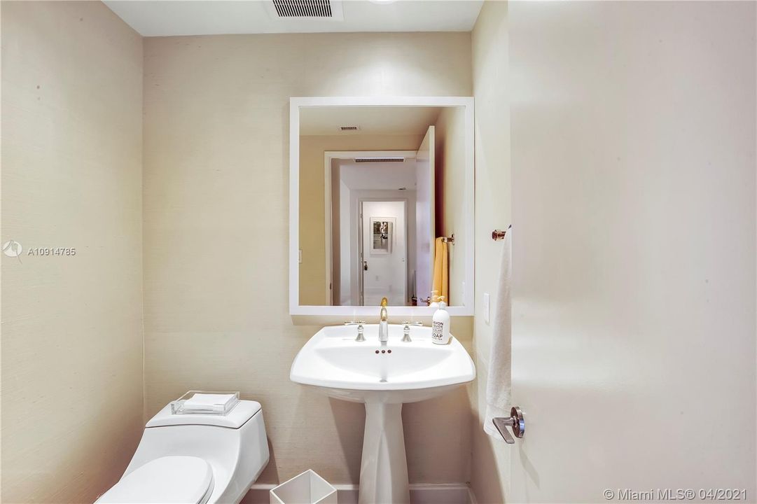 最近售出: $1,750,000 (2 贝兹, 2 浴室, 2100 平方英尺)