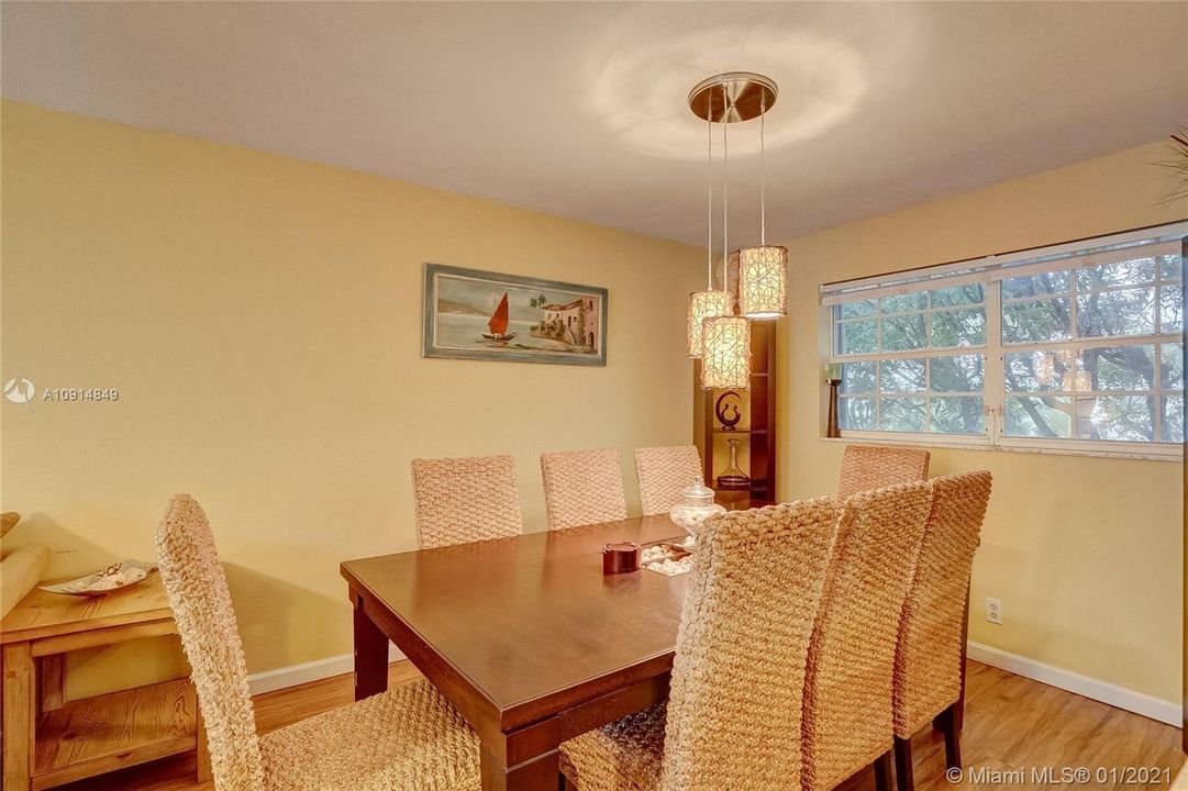 最近售出: $499,900 (3 贝兹, 3 浴室, 1448 平方英尺)