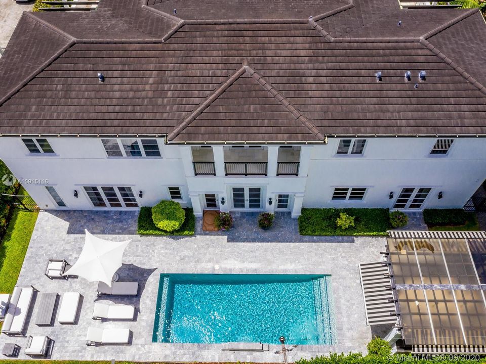 Недавно продано: $3,990,000 (6 спален, 5 ванн, 6046 Квадратных фут)