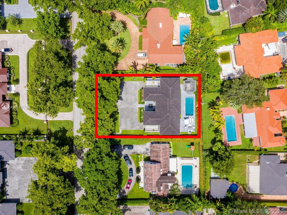 Недавно продано: $3,990,000 (6 спален, 5 ванн, 6046 Квадратных фут)