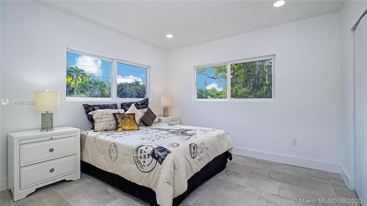 Bright & spacious 2nd bedroom
