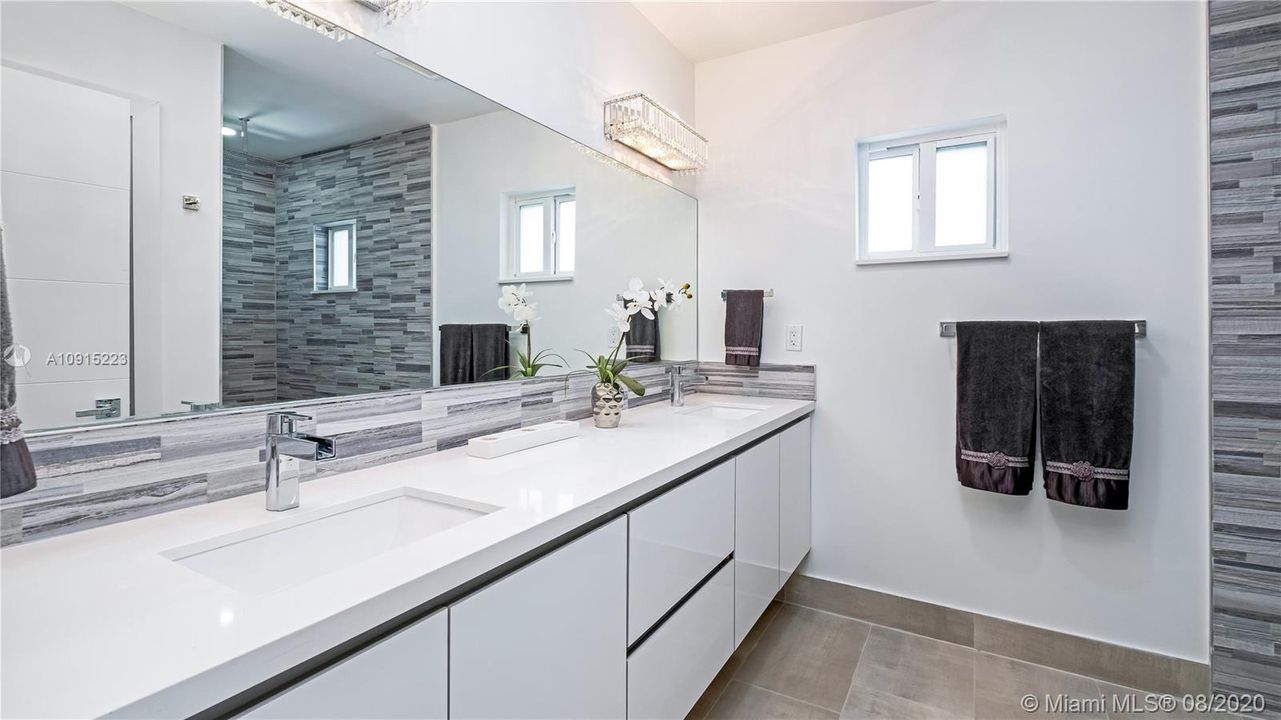 Luxurious master bath