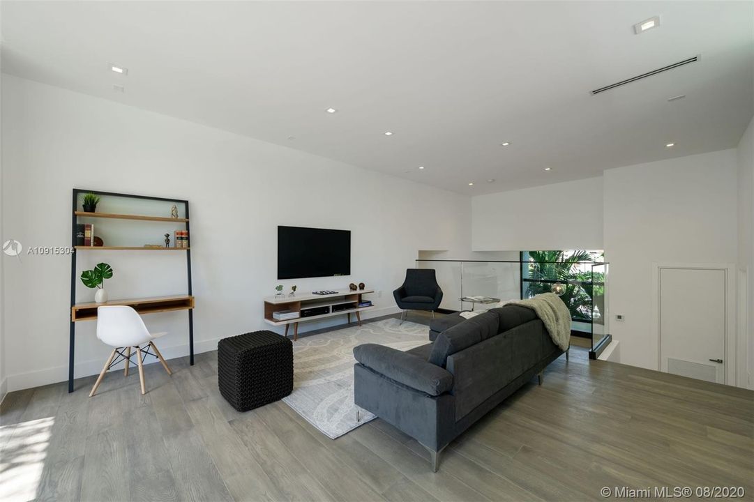 Recently Rented: $25,000 (6 beds, 6 baths, 5810 Square Feet)