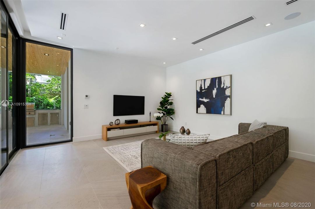 Recently Rented: $25,000 (6 beds, 6 baths, 5810 Square Feet)