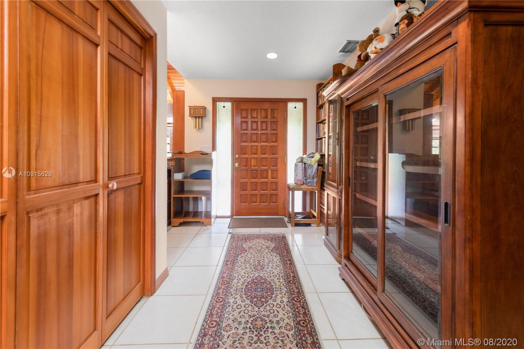 FOYER ENTRY