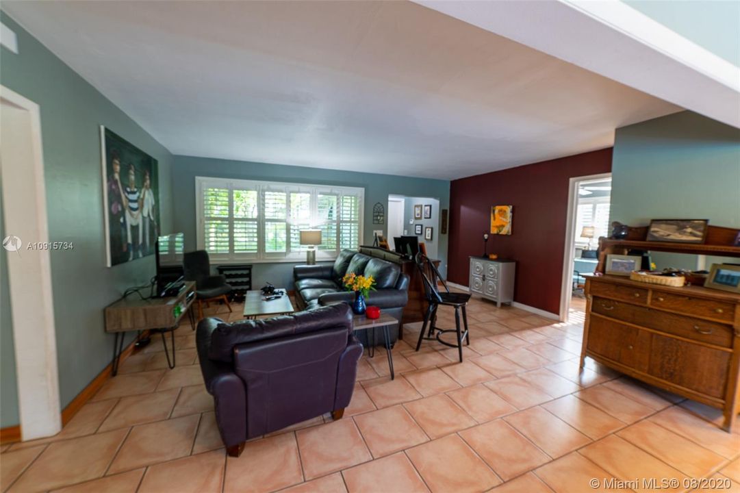 Vendido Recientemente: $565,000 (3 camas, 2 baños, 1368 Pies cuadrados)
