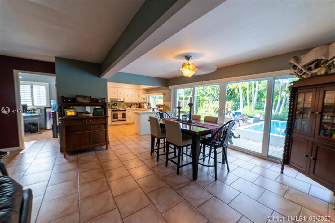Vendido Recientemente: $565,000 (3 camas, 2 baños, 1368 Pies cuadrados)