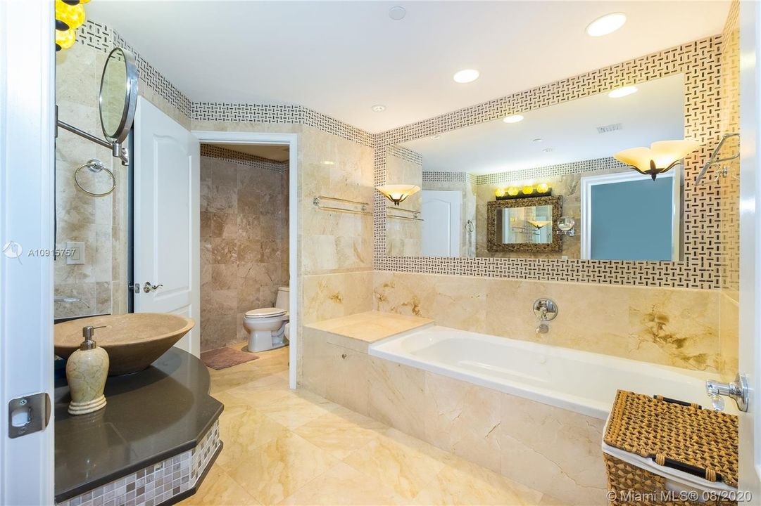 Recently Sold: $948,000 (3 beds, 3 baths, 2600 Square Feet)
