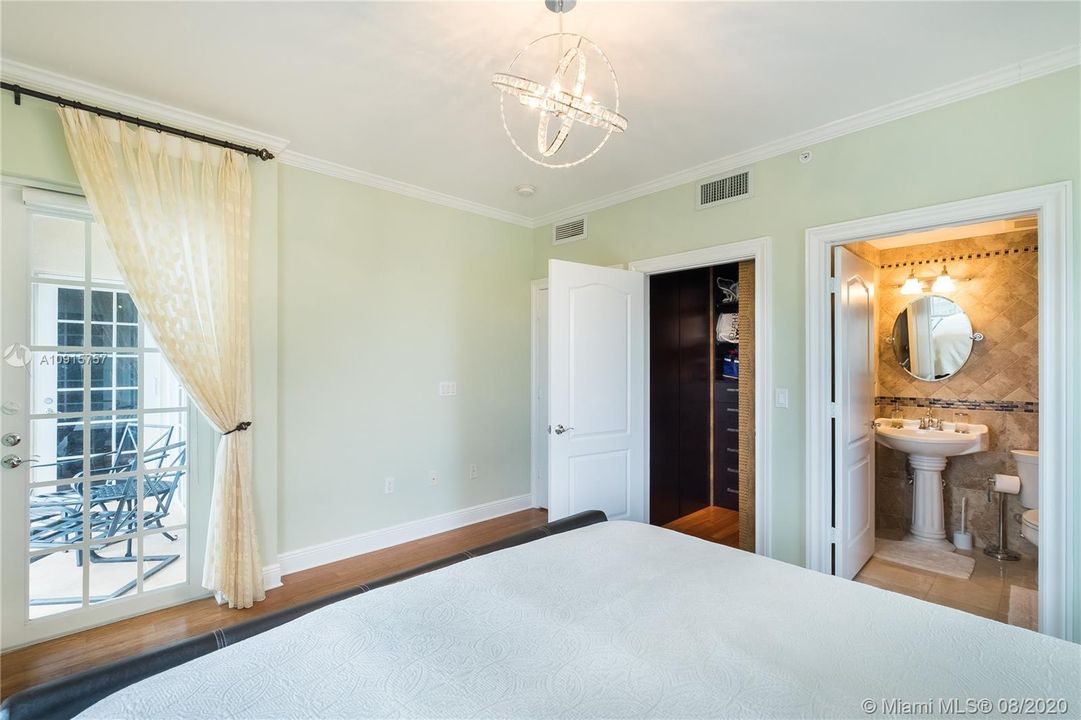 Recently Sold: $948,000 (3 beds, 3 baths, 2600 Square Feet)