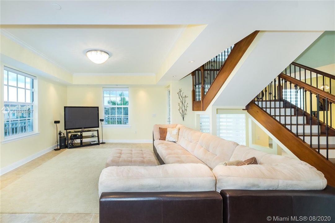 Recently Sold: $948,000 (3 beds, 3 baths, 2600 Square Feet)