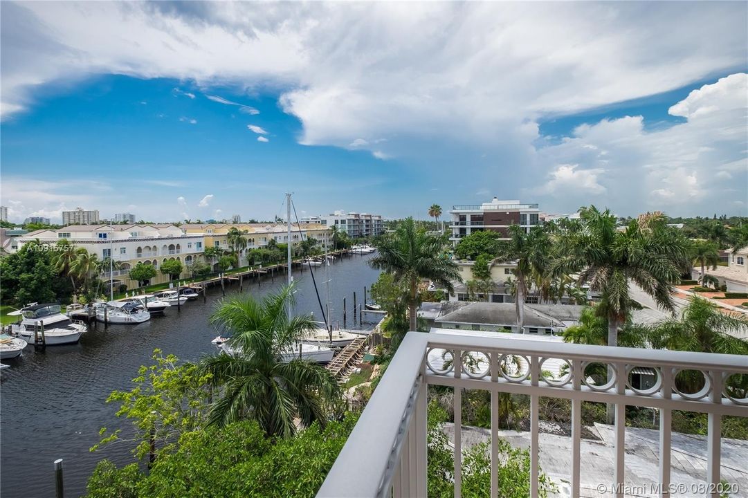 Recently Sold: $948,000 (3 beds, 3 baths, 2600 Square Feet)
