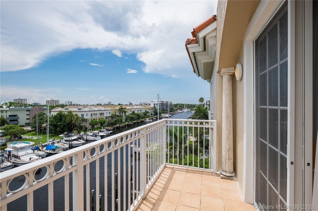 Recently Sold: $948,000 (3 beds, 3 baths, 2600 Square Feet)