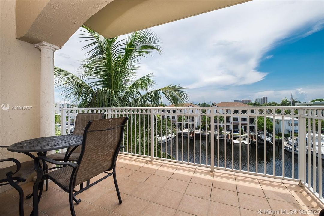 Recently Sold: $948,000 (3 beds, 3 baths, 2600 Square Feet)