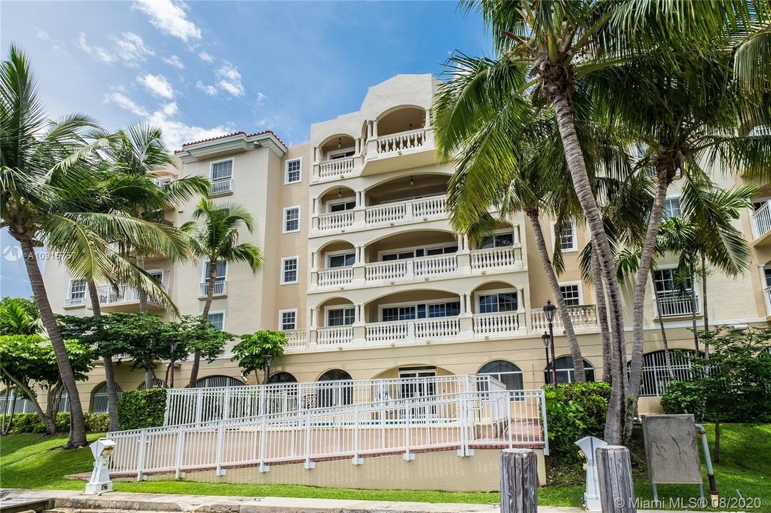 Recently Sold: $948,000 (3 beds, 3 baths, 2600 Square Feet)