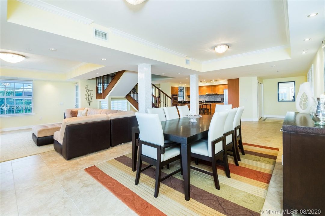 Recently Sold: $948,000 (3 beds, 3 baths, 2600 Square Feet)