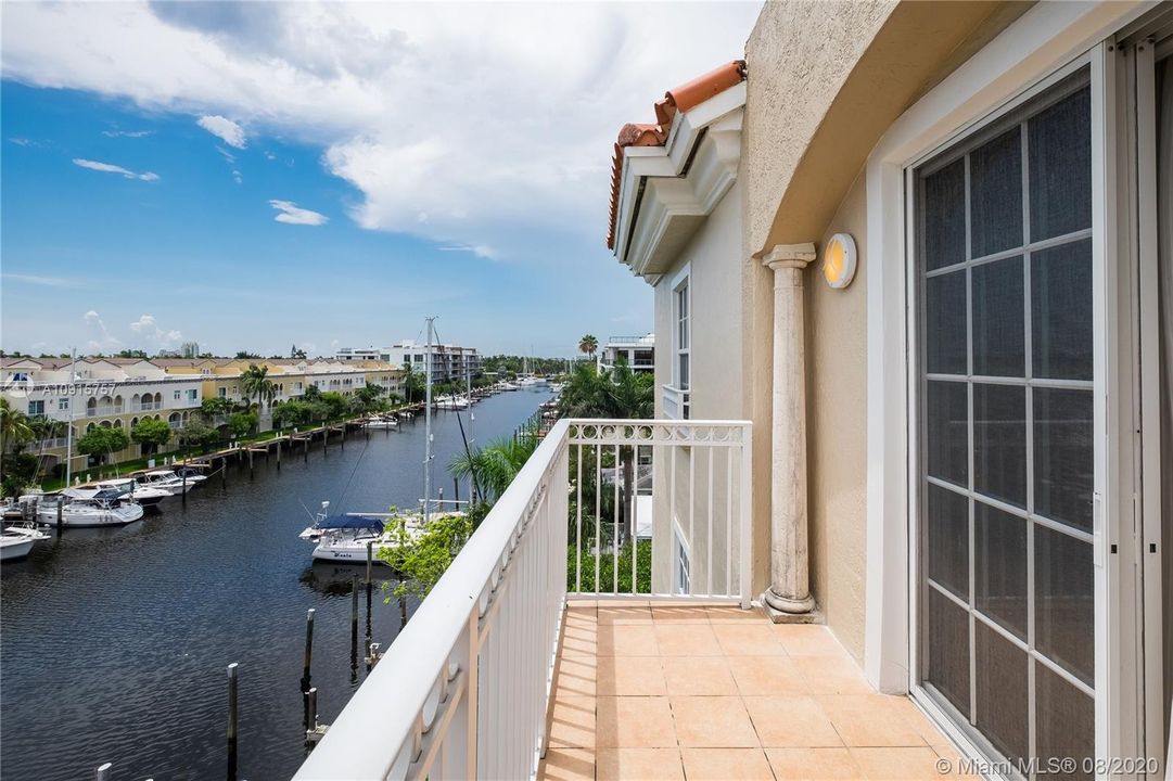 Recently Sold: $948,000 (3 beds, 3 baths, 2600 Square Feet)