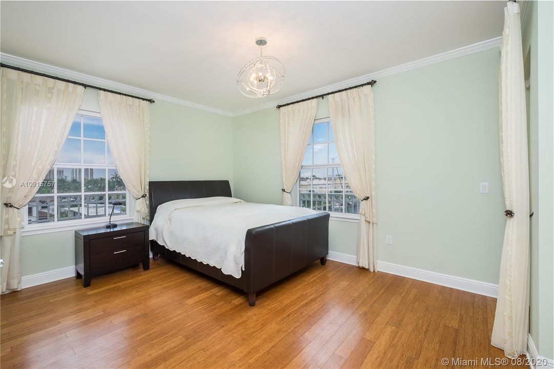 Recently Sold: $948,000 (3 beds, 3 baths, 2600 Square Feet)