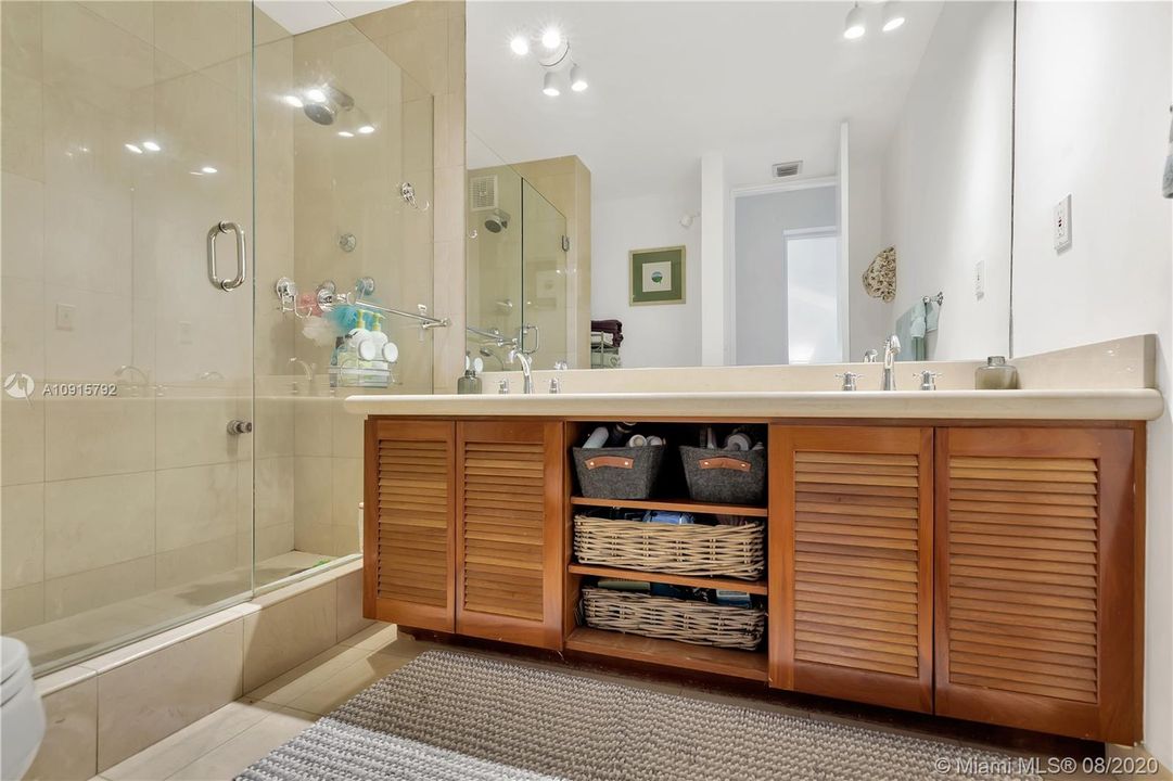 Recently Rented: $4,300 (3 beds, 2 baths, 1609 Square Feet)