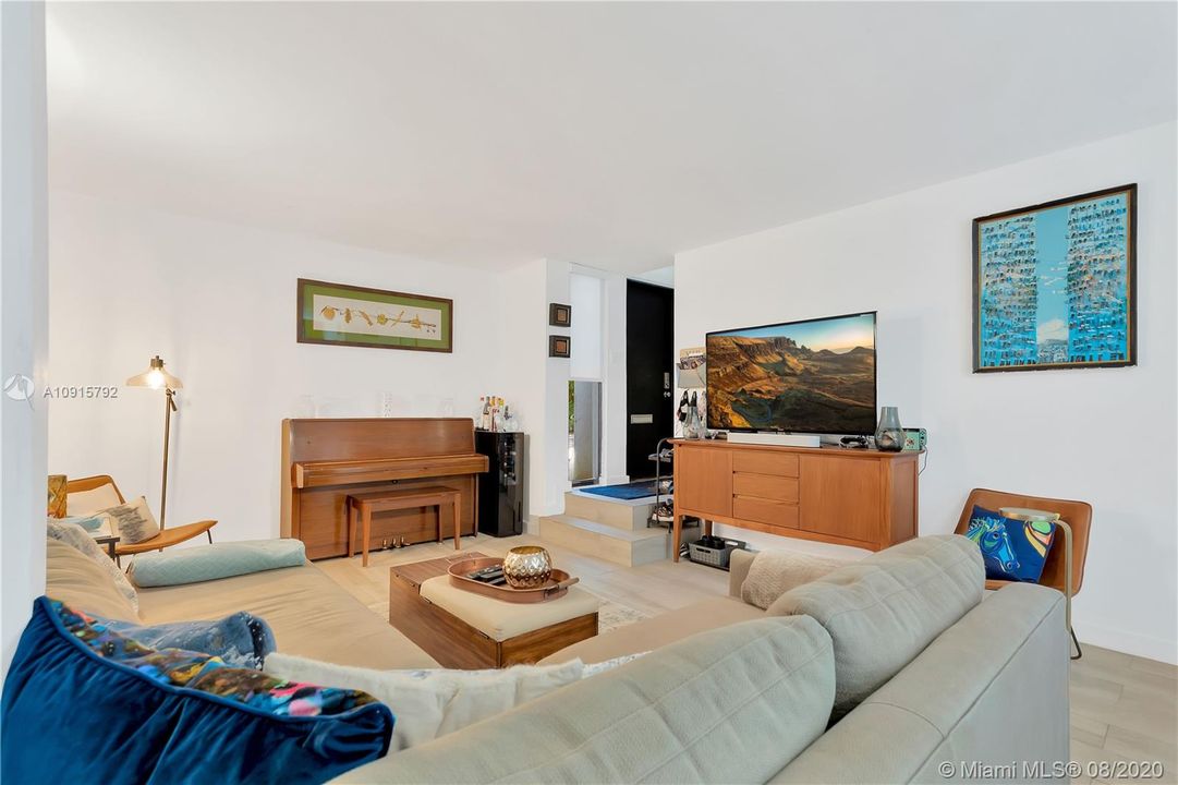 Recently Rented: $4,300 (3 beds, 2 baths, 1609 Square Feet)