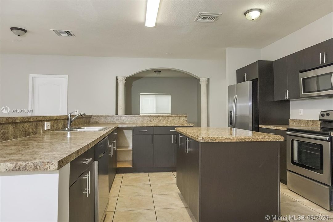 Recently Rented: $3,085 (5 beds, 3 baths, 2952 Square Feet)
