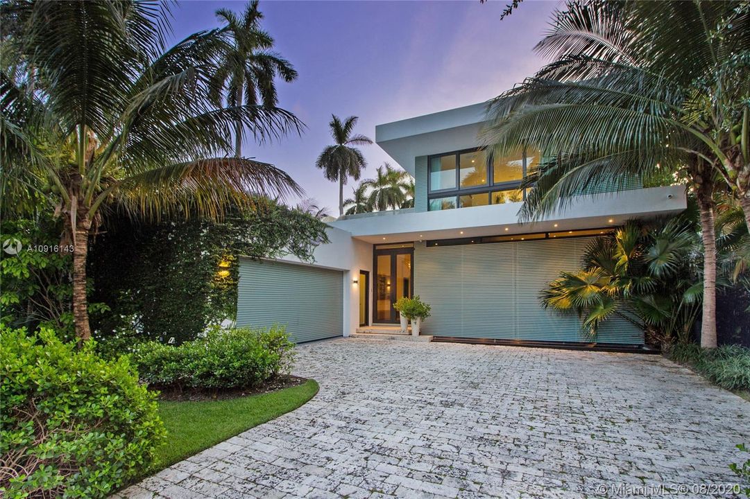 Recently Sold: $6,390,000 (6 beds, 7 baths, 5343 Square Feet)
