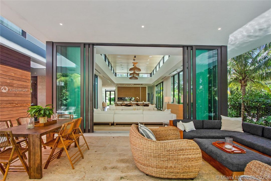 Recently Sold: $6,390,000 (6 beds, 7 baths, 5343 Square Feet)