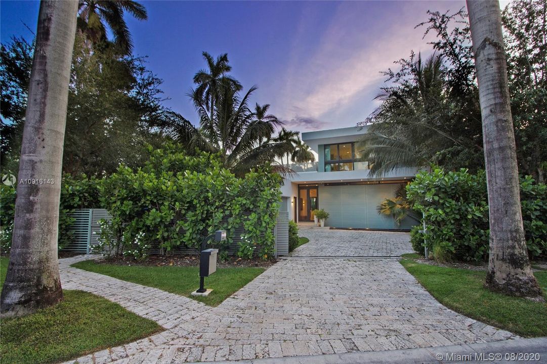 Recently Sold: $6,390,000 (6 beds, 7 baths, 5343 Square Feet)