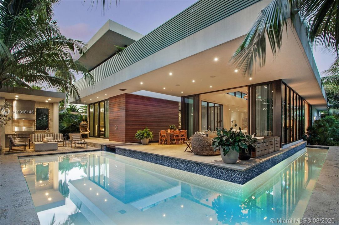 Recently Sold: $6,390,000 (6 beds, 7 baths, 5343 Square Feet)