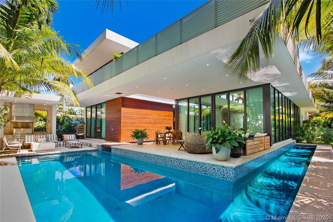 Recently Sold: $6,390,000 (6 beds, 7 baths, 5343 Square Feet)