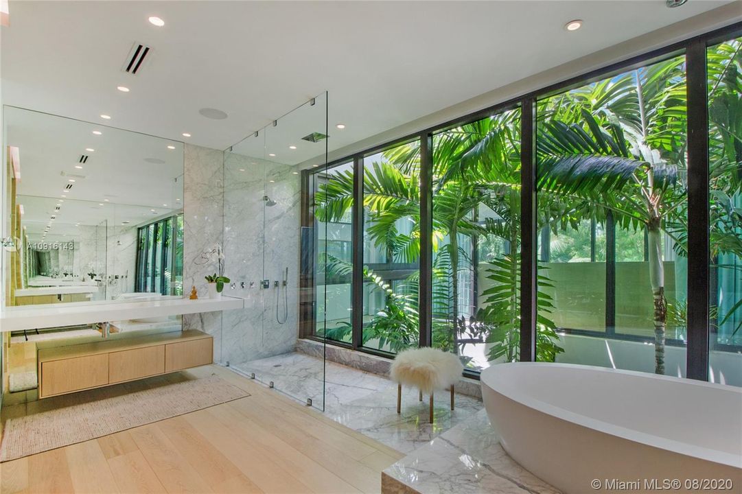 Recently Sold: $6,390,000 (6 beds, 7 baths, 5343 Square Feet)