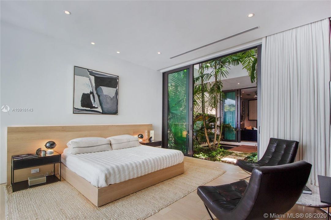 Recently Sold: $6,390,000 (6 beds, 7 baths, 5343 Square Feet)