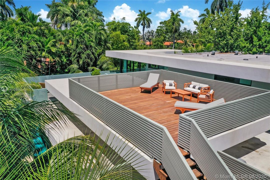 Recently Sold: $6,390,000 (6 beds, 7 baths, 5343 Square Feet)